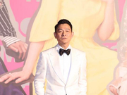 组图：刘德华亮相香港金像奖 白色西装依旧活力帅气