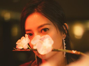 组图：赵薇金像奖期间拍摄香江写真 红裙鲜花妩媚动人