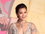 组图：周秀娜碎花仙女裙亮相第37届香港金像奖红毯 尽显好身材