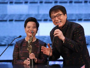 组图：杨容莲获成龙颁专业精神奖 曝海量巨星合影