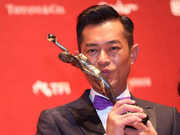 组图：古天乐凭《杀破狼·贪狼》获影帝 激动亲吻奖杯