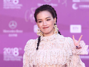 组图：红毯一枝花！舒淇两度亮相红毯 露香肩巧笑倩兮