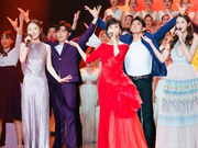 组图：三代女神同台！关晓彤霍思燕赵雅芝合体献歌舞秀