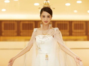 组图：佟丽娅薄纱披肩雪肌若现 穿古典长裙化身天坛女神