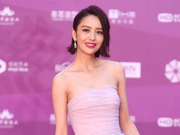 组图：佟丽娅甩雷佳音独自亮相北影节 穿抹胸长裙秀雪肌