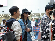 组图：沈梦辰沈凌等出发参加颖儿付辛博婚礼 好友见面热聊