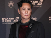 组图：51岁张信哲亮相金曲奖红毯 酒红亮片装搭配灰色珠链