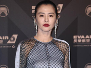 组图：谭维维亮相金曲奖红毯 身穿渔网长裙大方露美背