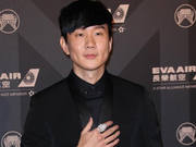 组图：“行走的CD”林俊杰亮相金曲奖红毯 全黑西装展绅士魅力