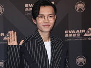 组图：上届歌王方大同亮相金曲奖红毯 谦逊有礼书卷气十足