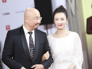 组图：陶虹流苏白裙飘仙气 与徐峥夫妻挽手秀恩爱