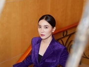 组图：宋佳极光紫丝绒西装干练帅气 挺胸抬头秀好身材