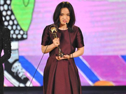 组图：金曲奖徐佳莹获最佳女歌手 台上与男友比尔贾放闪