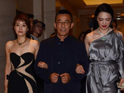 组图：马伊俐姚晨现身上影节闭幕红毯候场区 身穿礼服气场十足