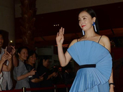 组图：陶虹抵达上影节红毯区 冲粉丝友好打招呼