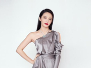 组图：姚晨斜肩银色长裙妩媚高贵 烈焰红唇优雅回眸