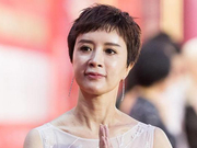 组图：金巧巧粉裙短发靓丽减龄 双手合十有礼貌