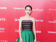 组图：马苏蕾丝抹胸性感隐约 拖地绿裙精致俏丽