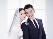 组图：张馨予纯白拖地婚纱梦幻唯美 与帅气老公亲密贴脸