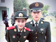 组图：张馨予武警老公制服照曝光 英姿飒爽体格健壮威猛