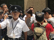 组图：卢凯彤坠楼地大理石台碎裂 楼外传媒聚集女子捂脸啜泣