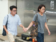 组图：卢凯彤家人到达殓房 妻子余静萍全程蒙面神色凝重