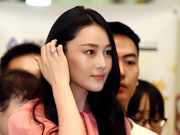 组图：张馨予婚后首现身钻戒醒目 身穿粉裙妩媚撩发女人味足