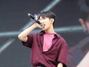 组图：马伯骞亮相粉丝嘉年华 现场为粉丝唱生日歌超暖心