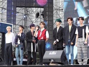 组图：乐华七子亮相粉丝嘉年华   帅气登场引粉丝尖叫