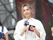 组图：周锐亮相粉丝嘉年华 穿条纹衬衫笑容治愈活力满满