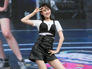 组图：袁冰妍亮相粉丝嘉年华 甜美笑容清新感十足