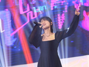 组图：周笔畅黑裙优雅藏玄机 获亚洲新歌榜最佳女歌手荣誉