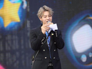 组图：张航YoungG亮相粉丝嘉年华 与粉丝隔空互动酷帅十足