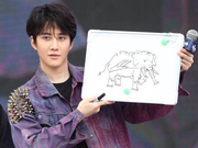 组图：泰国男星Mike亮相粉丝嘉年华 实力宠粉现场展示深厚画功