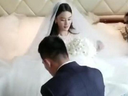 组图：张馨予接亲现场曝光！新郎跪地为新娘穿鞋