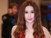 组图：温碧霞红色深V长裙亮相红毯 波浪卷发温婉大气