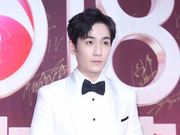 组图：朱一龙着黑白西装帅气亮相 举手投足尽显绅士风范