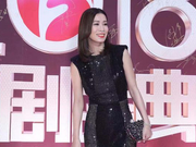 组图：佘诗曼穿黑色贴身裙大秀好身材 整体造型blingbling超惹眼