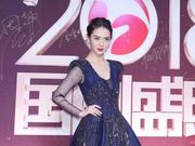 组图：戚薇身穿宝蓝色大摆裙似童话公主 红唇雪肤明艳动人