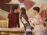 组图：萧正楠黄翠如TVB颁奖现场公布婚讯 甜蜜拥吻羡煞旁人