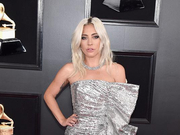 组图：Lady Gaga亮相格莱美红毯 身穿银色开叉长裙大秀美腿