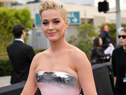 组图：水果姐亮相格莱美红毯造型奇特 穿粉色抹胸蛋糕裙秀美肩