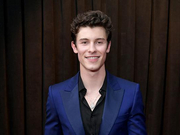 组图：萌德亮相格莱美红毯调皮比V 穿宝蓝色西服活力帅气