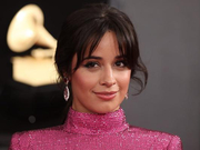 组图：卡妹亮相格莱美红毯俏皮甜笑 粉色贴身长裙大秀美背