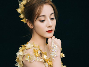 组图：迪丽热巴变身金色小天鹅 现场表演芭蕾舞后退场摔倒