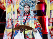 组图：吴谨言北影节现场表演京剧 戏曲造型惊艳首秀