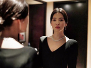 组图：宋慧乔黑裙亮相金像奖 挥手示意却不见婚戒