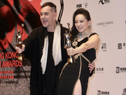 组图：曾美慧孜获金像奖最佳女主角 亲吻奖杯霸气封后