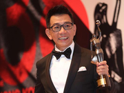 组图：袁富华演跨性别者夺最佳男配 台上不忘感谢女友