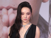 组图：曾美慧孜携《三夫》剧组亮相 深V魅惑气场十足